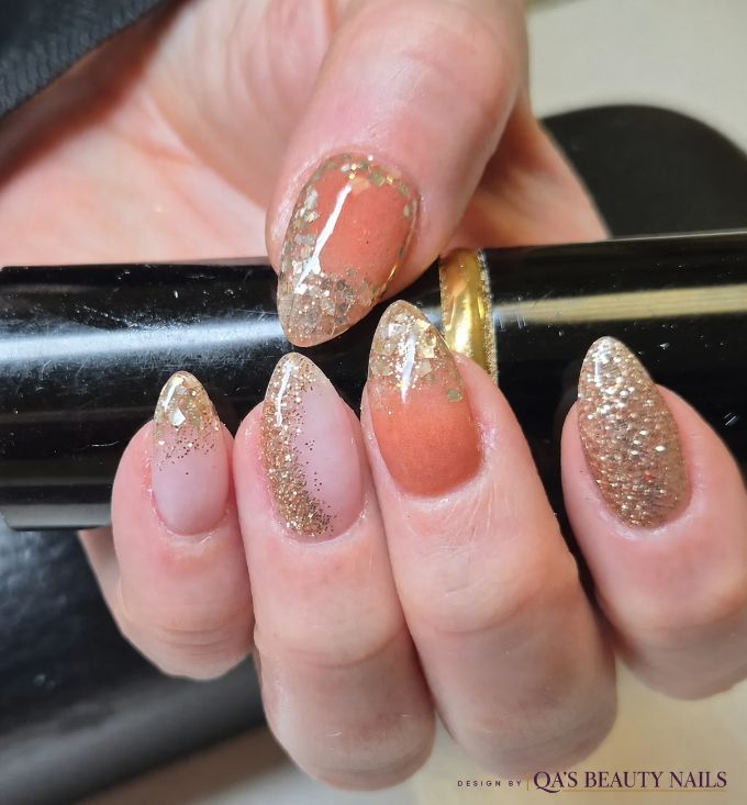 Nude mit Gold, Glitzer an der Spitze